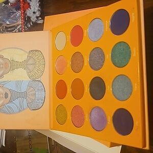 2 eyeshadow palettes